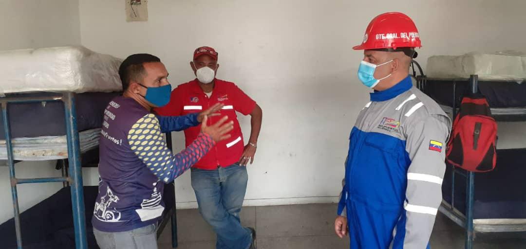 Bolipuertos__ve's tweet photo. 👷🏽‍♂️ Principal autoridad del Puerto de Puerto Cabello ejecuta inspección por las distintas zonas portuarias de la Terminal Marítima para evidenciar la seguridad y celeridad de las operaciones logísticas 🚢 #LasSancionesSonUnCrimen #25Sep https://t.co/h7dQP6pNrb