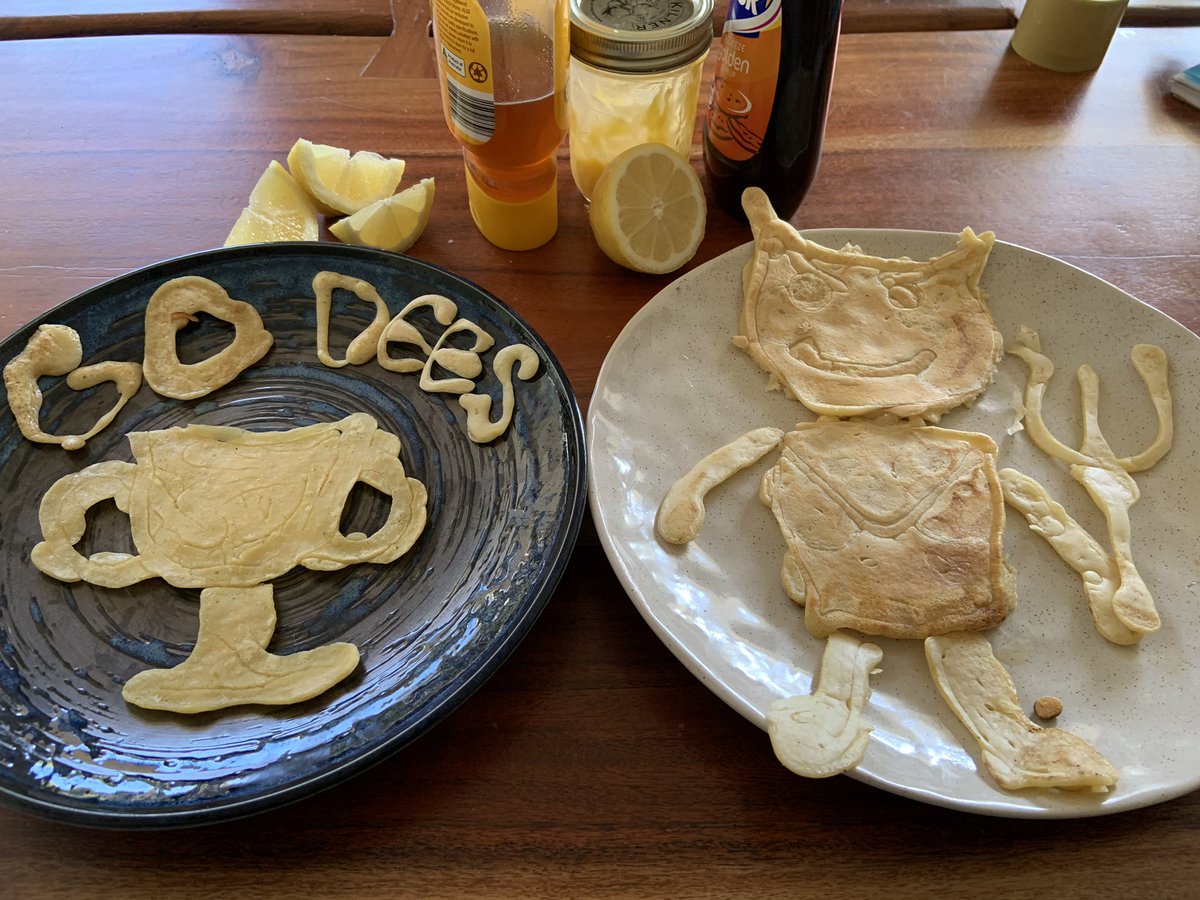 katiemelbourne's tweet photo. Pancakes came out weird #breakfastofchampions #AFLGF @melbournefc https://t.co/VgsCpLDsnz