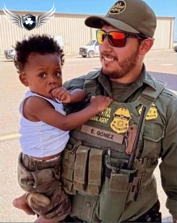 BlueIrishAngel2's tweet image. Another picture you won’t see on the media. Border Patrol are
even under immense pressure m, still show compassion to the people. It frustrates me to see the media doin their web of deceit about those struggling to hold the line under complete chaos #backborderpatrol #irishangel