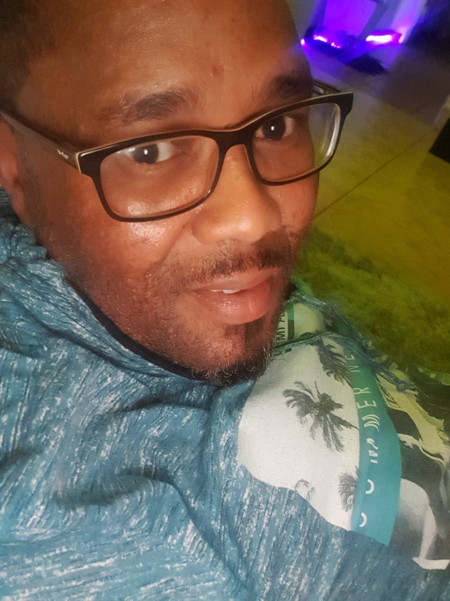 Winterboy1407's tweet photo. When you have one of those Me-moments... Just you and your glass of Merlot, mood lighting and music softly in the background. #qualitytimewithyourself https://t.co/2naTAaxzc1