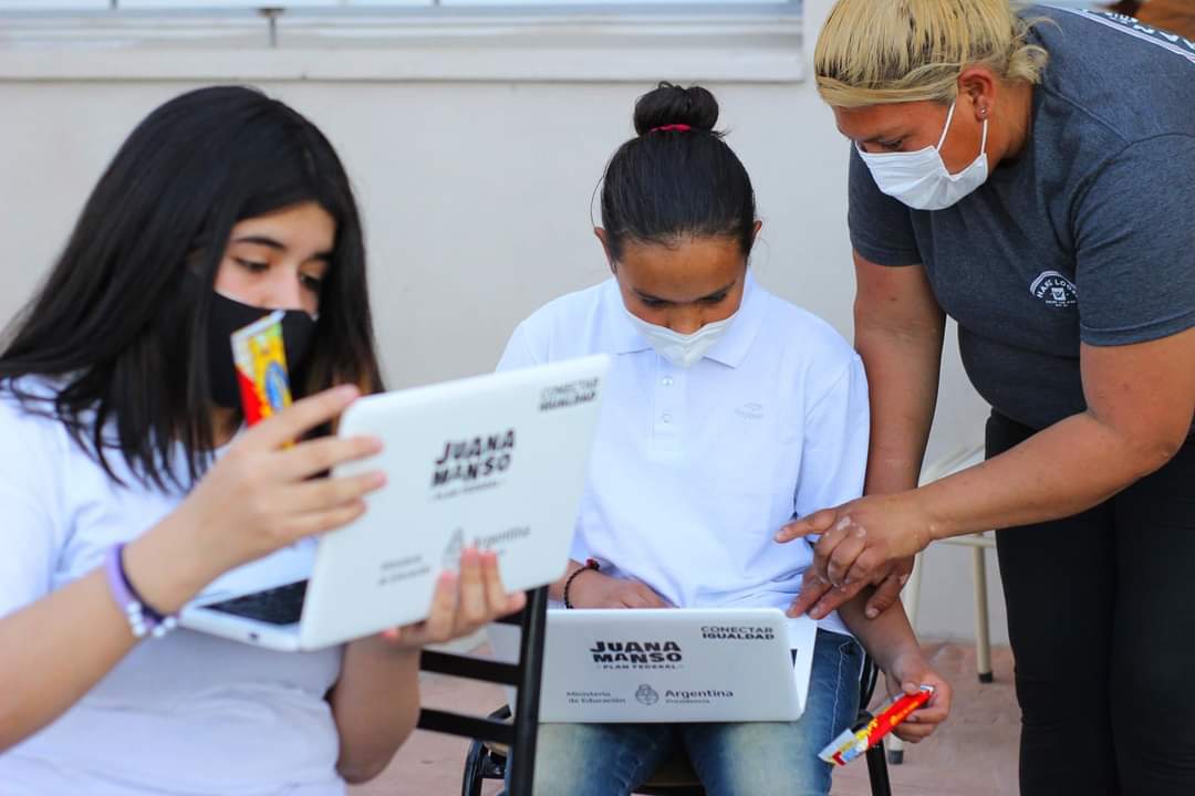 EducacCatamarca's tweet photo. Continuando con la entrega del material tecnológico del Plan Federal “Juana Manso”, la Ministra de Educación Andrea Centurión acompañada por el vicegobernador Rubén Dusso, entregaron netbooks a los alumnos del Centro Educativo Nº1 “Ribera del Valle”. 
👉 https://t.co/exPYWENhqT https://t.co/1jVeKXdZW6