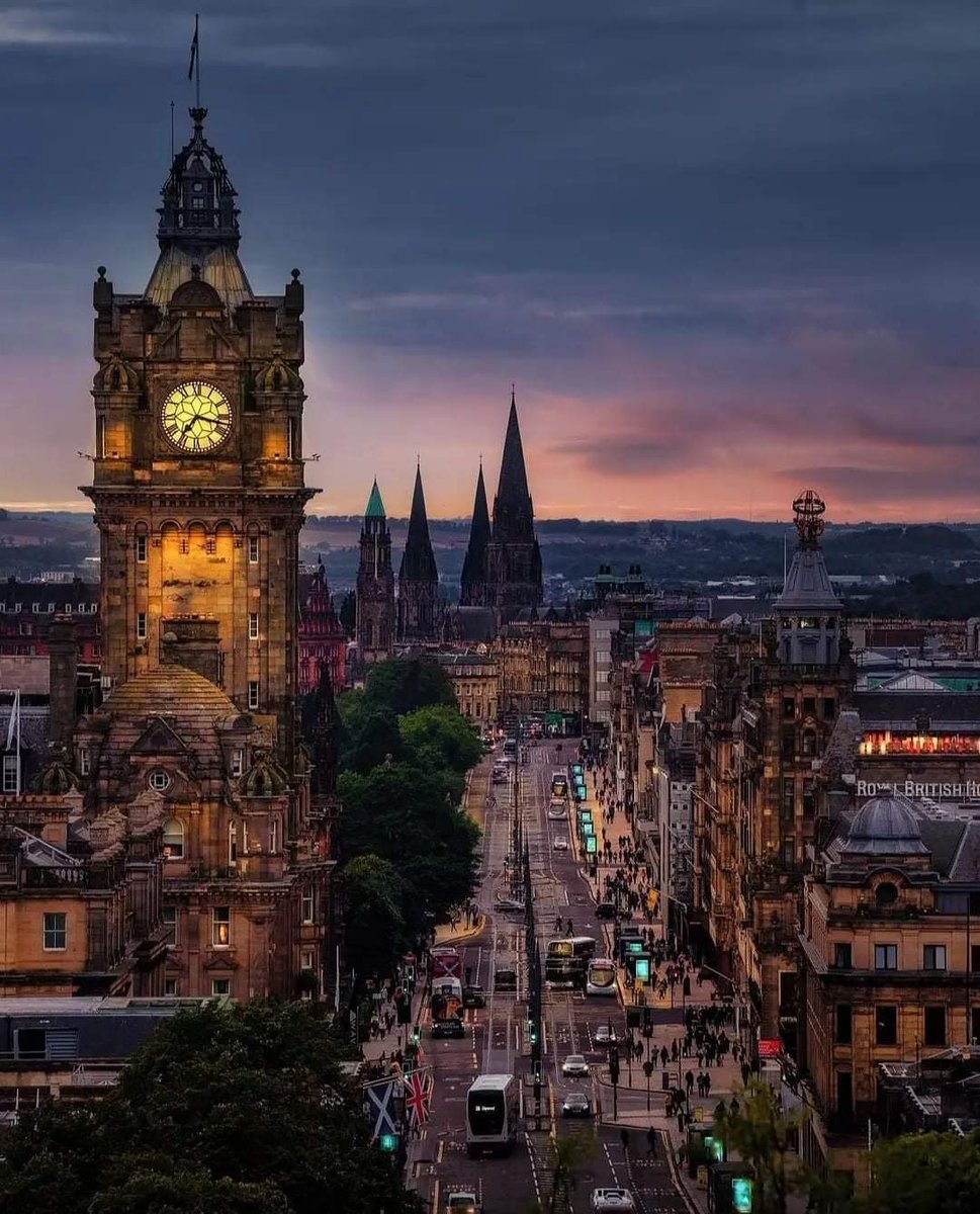 DailyEngCo's tweet image. Aerial view of Edinburgh, Scotland.
Photo by: @fayazey [IG]