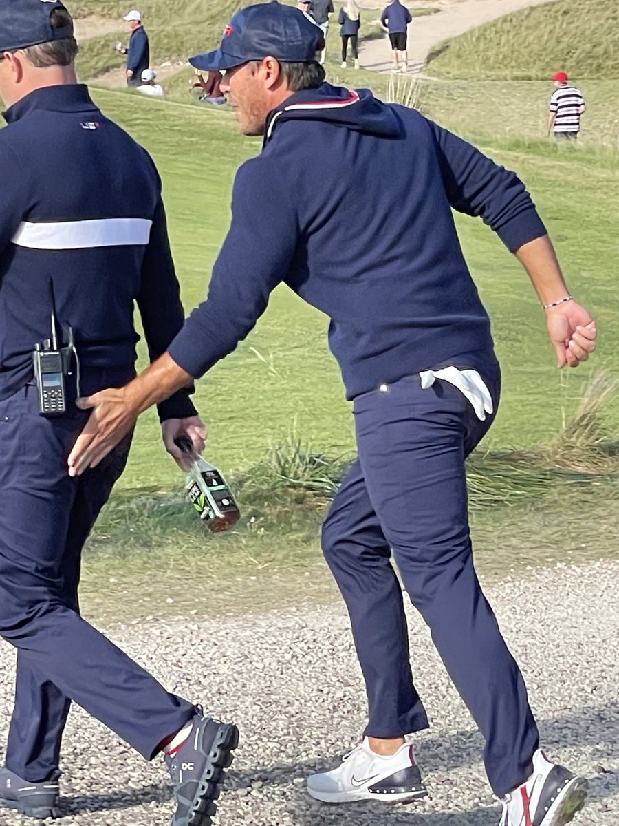 Solid butt slap by ⁦<a href="/BKoepka/">Brooks Koepka</a>⁩ on Vice Captain ZJ after a clutch birdie on #10. #bunsofsteel