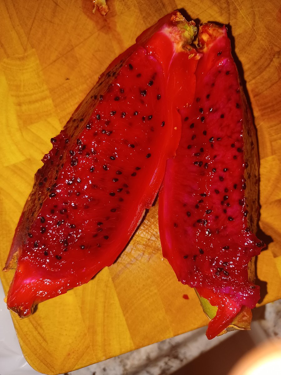 gabbiscooking's tweet photo. I finally got my hands on some #reddragonfruit #dragonfruit #dragons #fruit #foodie #food #tasty #delicious  #yummy #earth's #personalchef #gabbiscooking #Health #HealthyFood #eatthis #wellbeing #Covid_19 #screenshotsaturday #Exotic #FirstTimer #Feed #buzzfeedfood https://t.co/ylcioHT70s