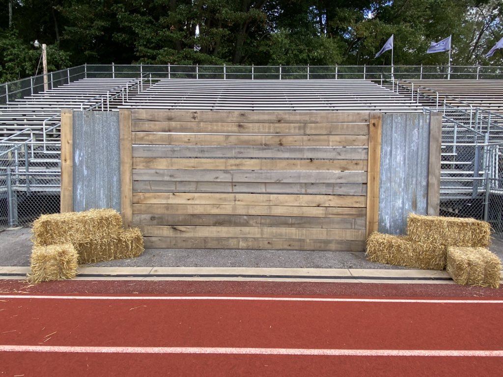 GalesCoachGoss's tweet photo. Huge thank you to 2016 graduates Isaac and Erica for helping set up the picture station for tonight’s LHS Homecoming! @GossIsaac @Erica3414 #granvillepike @LHSGalesOffice https://t.co/PjCIWCC1pd