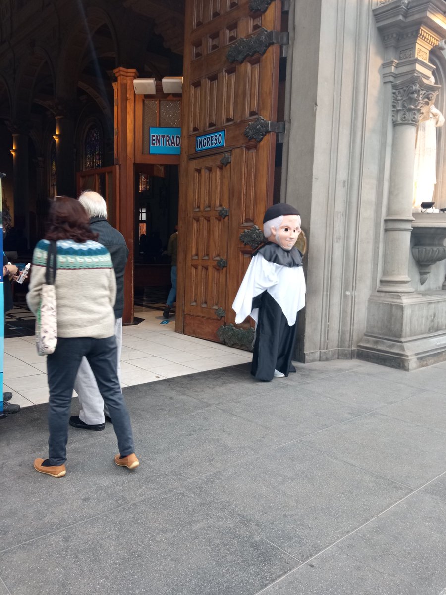 AdrianzenEduard's tweet image. En la iglesia del parque Keneddy, una especie de muppet-curita gracioso hace pasar a la misa 😸
Parece un joven monaguillo. Es ingenioso y divertido 👍