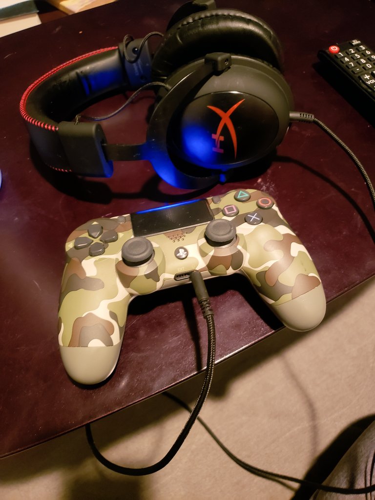 gellexp13's tweet image. Found the headphones finally and got something new to play on the PS4 #PS4 #hyperxcloudcoreheadphones #camocontroller #KenaBridgeofSpirits #SaturdayVibes #gamergirl #bookdragon