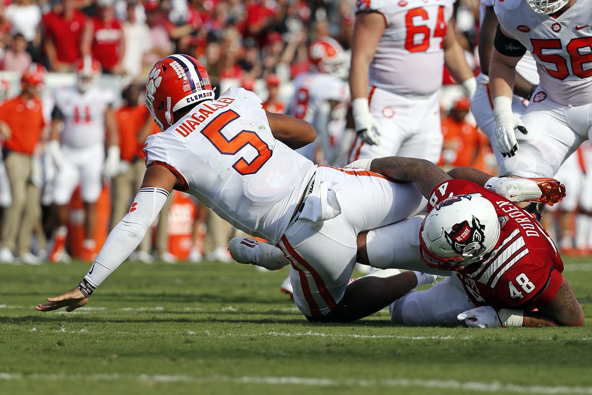 BleacherReport's tweet photo. 🚨 Unranked NC State UPSETS No. 9 Clemson in 2OT, 27-21 🚨 https://t.co/A1fwMcR8zs