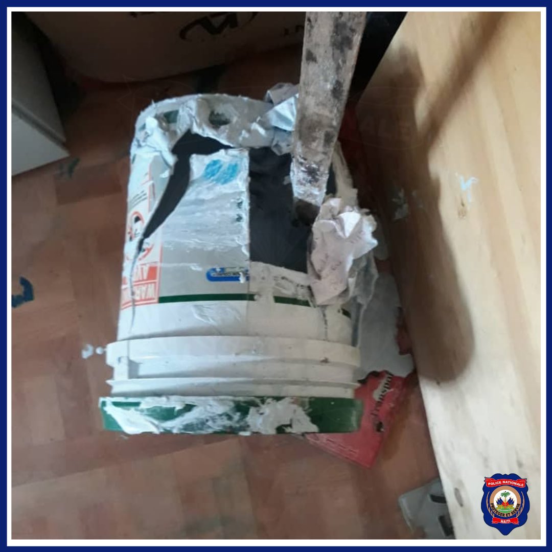pnh_officiel's tweet photo. 🔵 La #Police de Mirebalais a procédé à l'arrestation du nommé Julio Alvares, le vendredi 24 septembre 2021, à la gare routière de Mirebalais avec en sa possession une arme à feu de calibre 9mm, marque ruger et a pour numéro serie P1866676…(1/2) https://t.co/9gewaOqiza