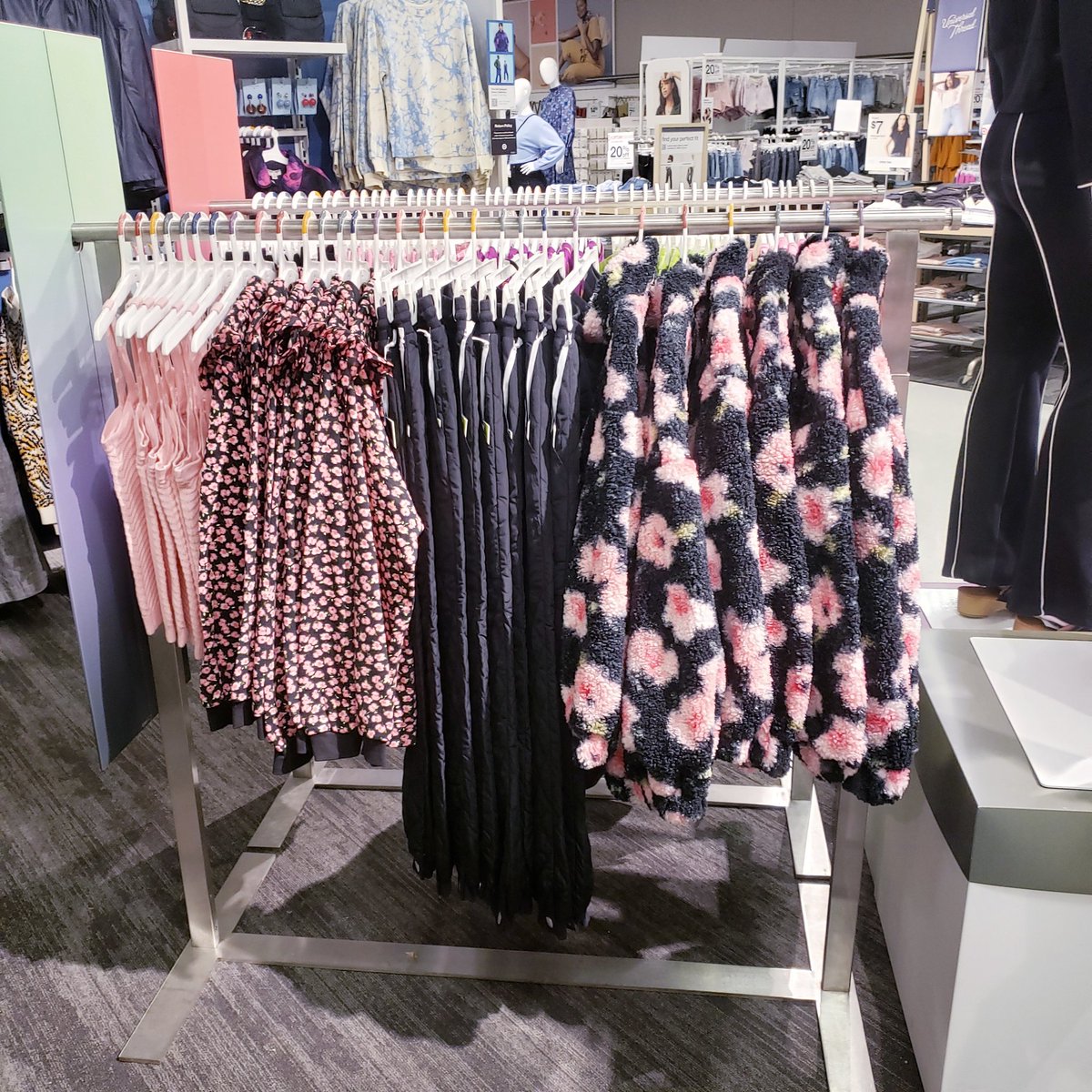 VM_Tre's tweet image. #Target #VMLStyle #T1051 Gandy #D354 🎯 Fall Fashion LTO(Limited Time Offer)📢....I'm so excited to see these designers partner with 🎯 &amp;amp; Offer a different style trend for everyone.
Classic✔,Cool✔,Trendy✔ &amp;amp; Feminine✔