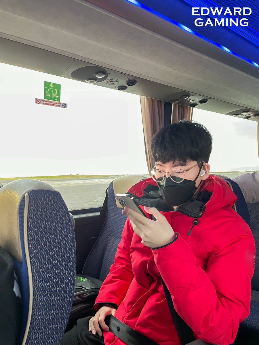 Oinglving's tweet photo. 빨간패딩 박도현 https://t.co/eDkZSe2uUd