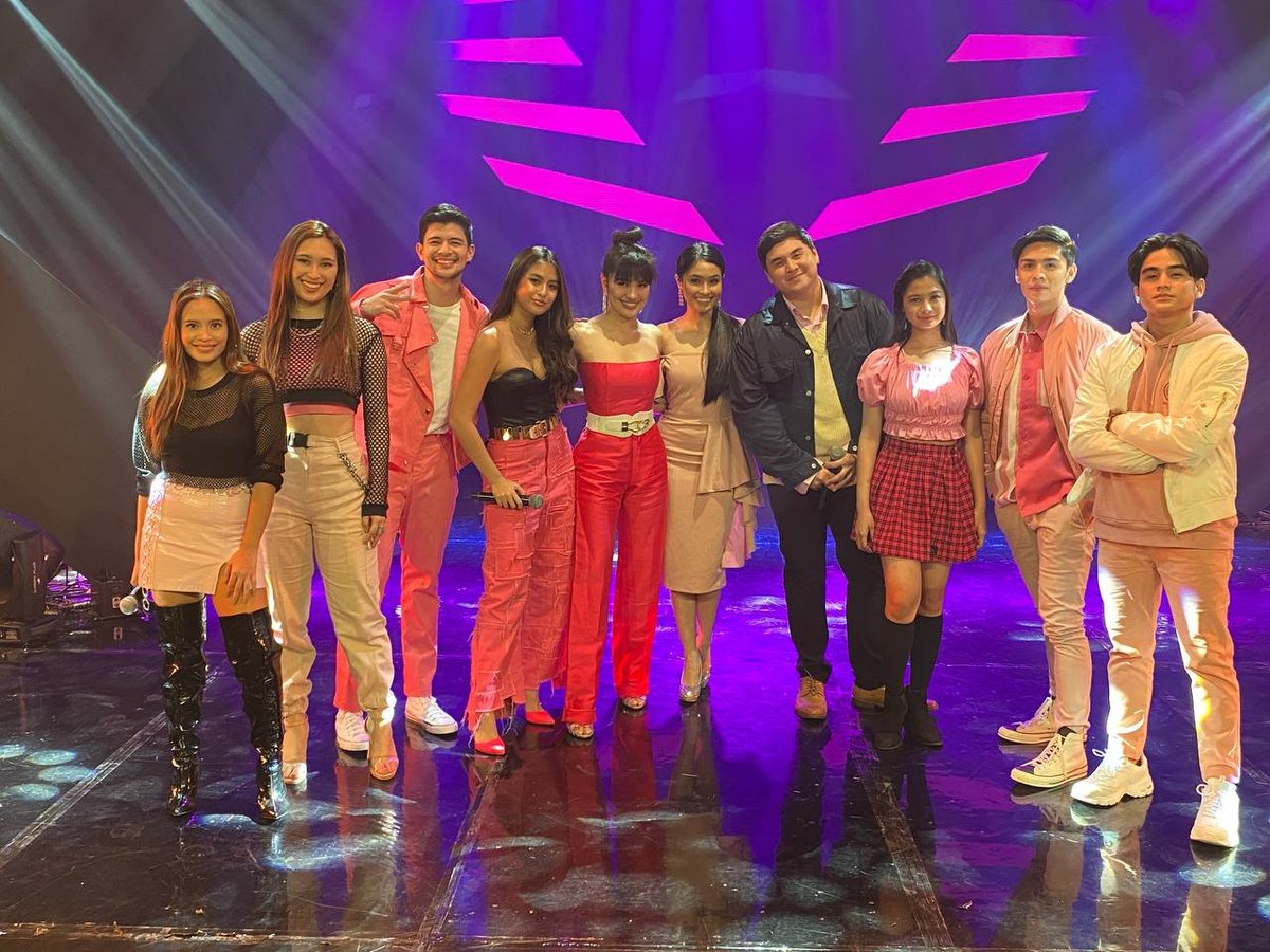 AllOutSundays7's tweet photo. Just talented people taking a group pic! ✨

#AOSRockstars 
#AllOutSundays https://t.co/otHGxeeUhh