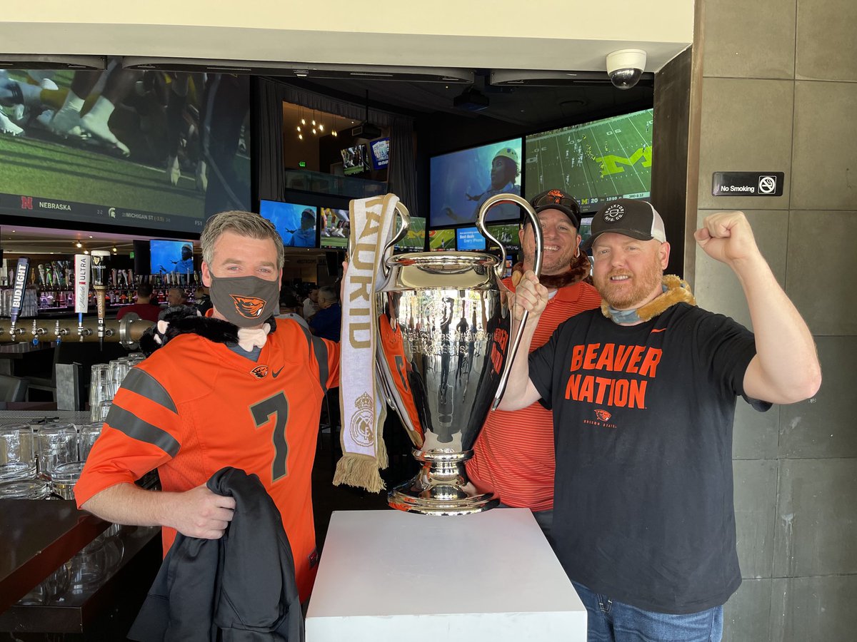 Real_MadridLA's tweet photo. @OregonState fans visited us and enjoyed of our. @ChampionsLeague #treepeat trophy #halamadrid https://t.co/MXKqQpnGKB