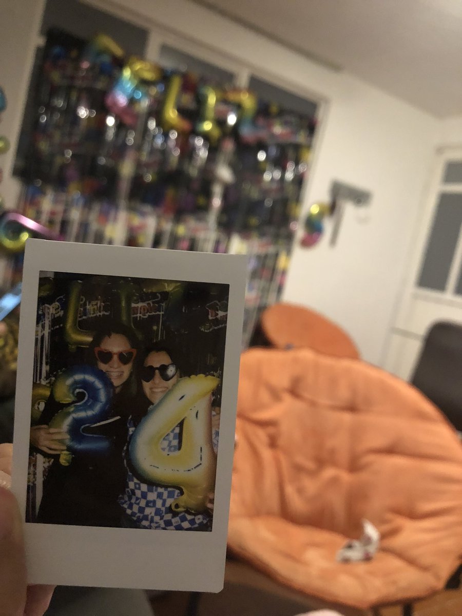 AnnR_'s tweet photo. “A ti podría decirte que para mí cualquier lugar es mi casa si eres tú quien abre la puerta.”💛 https://t.co/cl3boCFsFl