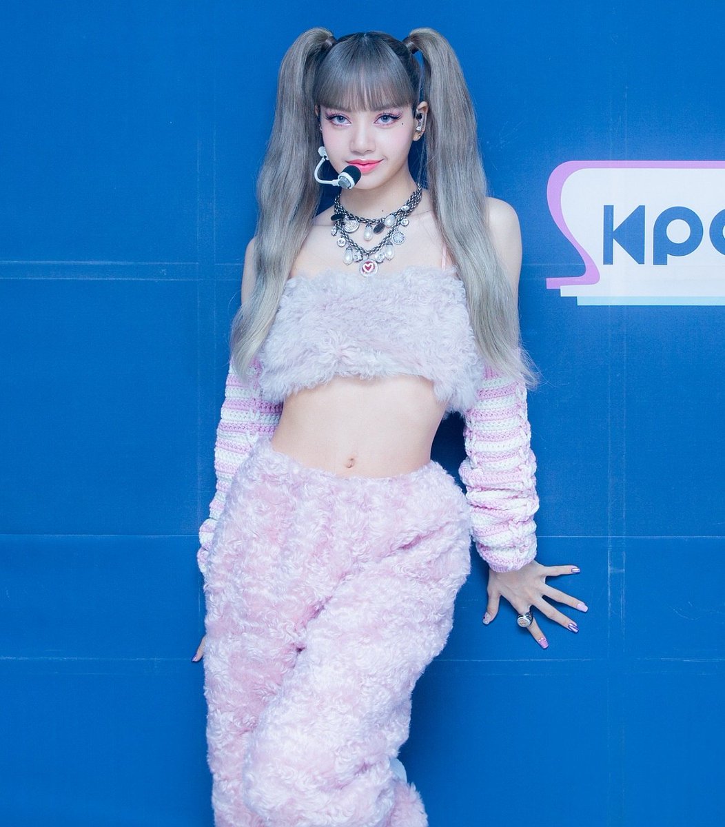 cyanblink's tweet photo. Lisa on Inkigayo today 🥰 @blackpink https://t.co/30uXq7jTdU