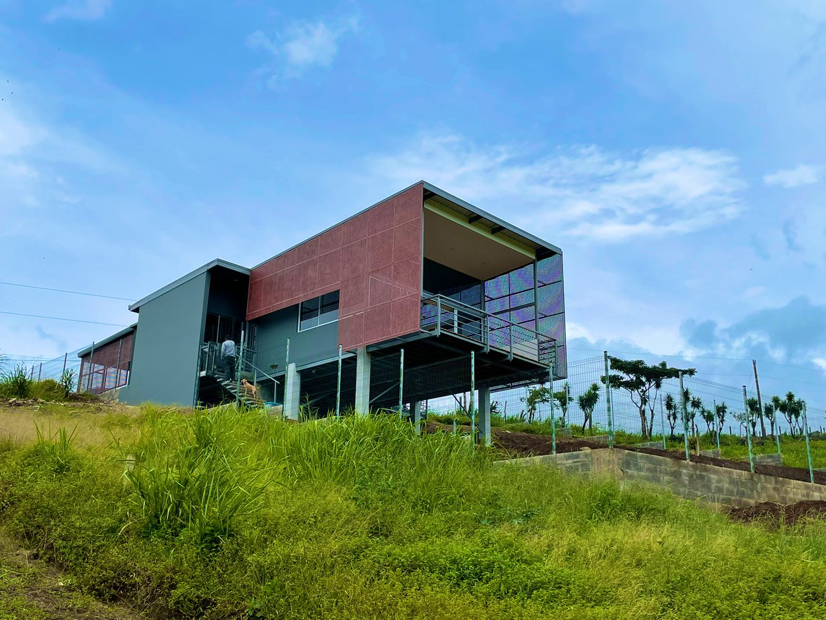 Pabellón suspendido en loma..