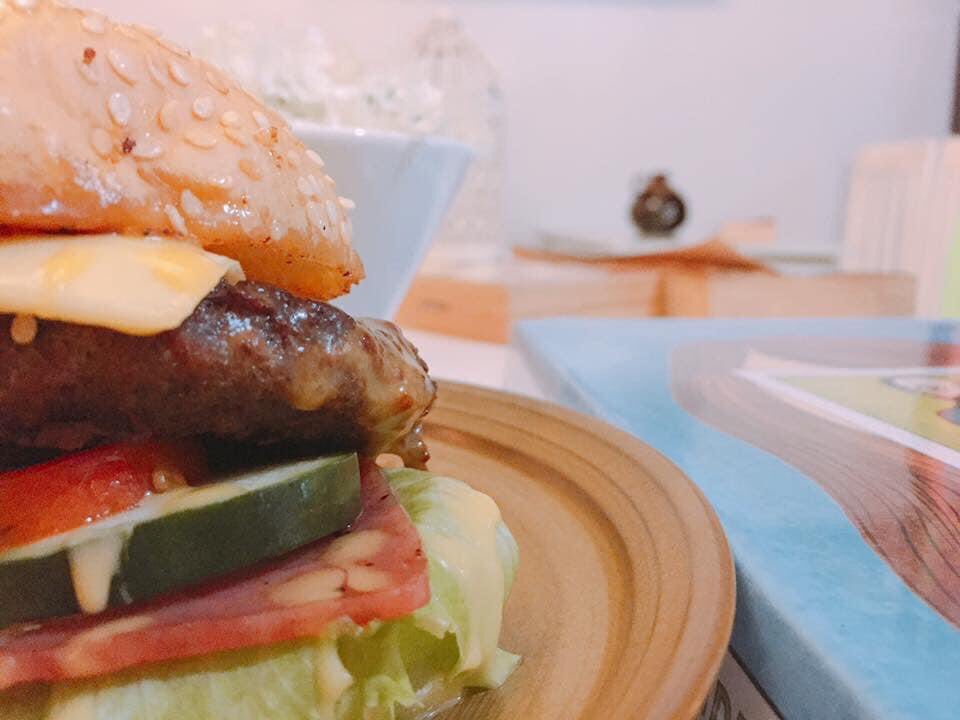 FunFrappe's tweet photo. Only quality beef for our quality customer 🤎

Quarter Pounder Beef Burger 🍔🍔🍔

📍 Taft Iraya St. DAET C.N
📱 09098219959
💰 Cash, Gcash, Bank Transfer

#FunFrappeDiner #ReadSipChatDine #MakingLifeFlavorful #BooksBurgersBoardgames #Daet #CamarinesNorte #2Samuel7:28-29 https://t.co/tAHLCACvwX