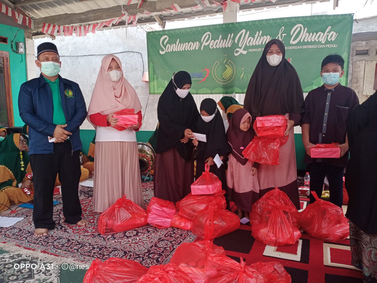 FSPMI_KSPI's tweet photo. Hidup cuma sekali, tak ada kata hari libur untuk berbagi kebaikan. 

Hari ini PUK SPAI FSPMI PT. SARI ENESIS INDAH menggelar Santunan Yatim dan Dhuafa untuk masyarakat yang membutuhkan (26/9). 

Panjang Umur Kebaikan #GueFSPMI 💪💪 https://t.co/wngpkpo6Sp