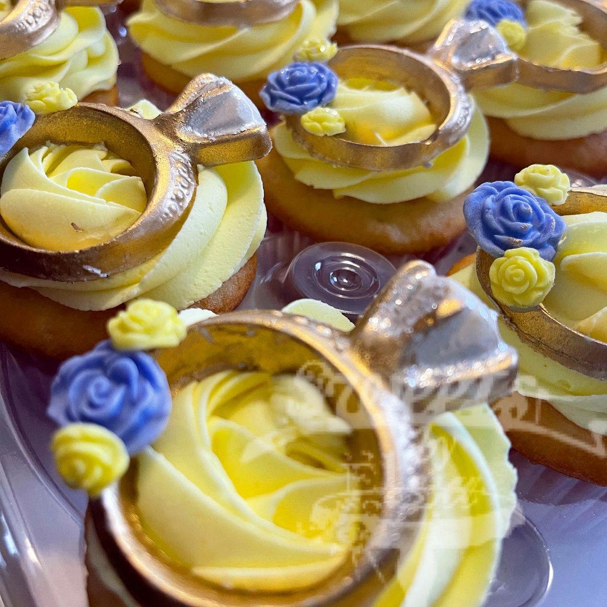 sweetsbyelsa's tweet photo. #bridalshower #bridalcookies #shesaidyes #love #bride #cookies #cupcakes #pretzels #yummy #oc #buenapark #sugarbellecutters https://t.co/2craT8KpZI
