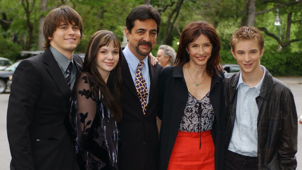k50cullen's tweet photo. In 2003 and 18 Years Ago, #JoanOfArcadia premiered on @CBS on this day and hopefully the show gets revisited someday RT and Like if you remember this show (@JoeMantegna, @MarySteenburgen, @ambertamblyn, @JasonRitter, @MichaelWelchAct, @Chris_Marquette, #BeckyWahlstorm, https://t.co/Ez0VFeOi4E
