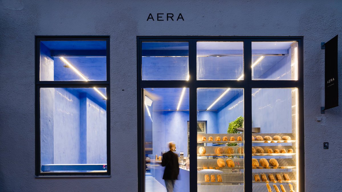 Berlin: Aera Café opening

🔗 Article <a href="/superfuture/">superfuture®</a>
superfuture.com/2021/09/new-sh…

▶️ IG @aera_bread #aera_bread
📐 Architecture: Gonzalez Haase IG @gonzalezhaase_aas
📸 Photography: Thomas Meyer / Ostkreuz IG <a href="/agenturostkreuz/">Agentur OSTKREUZ</a>

▶️ Berlin superguide
shop.superfuture.com/products/berli…
