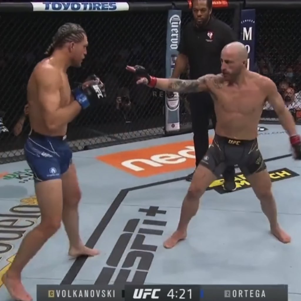 ImAntoMMA's tweet image. Volkanovski used the force
Should be a DQ imo