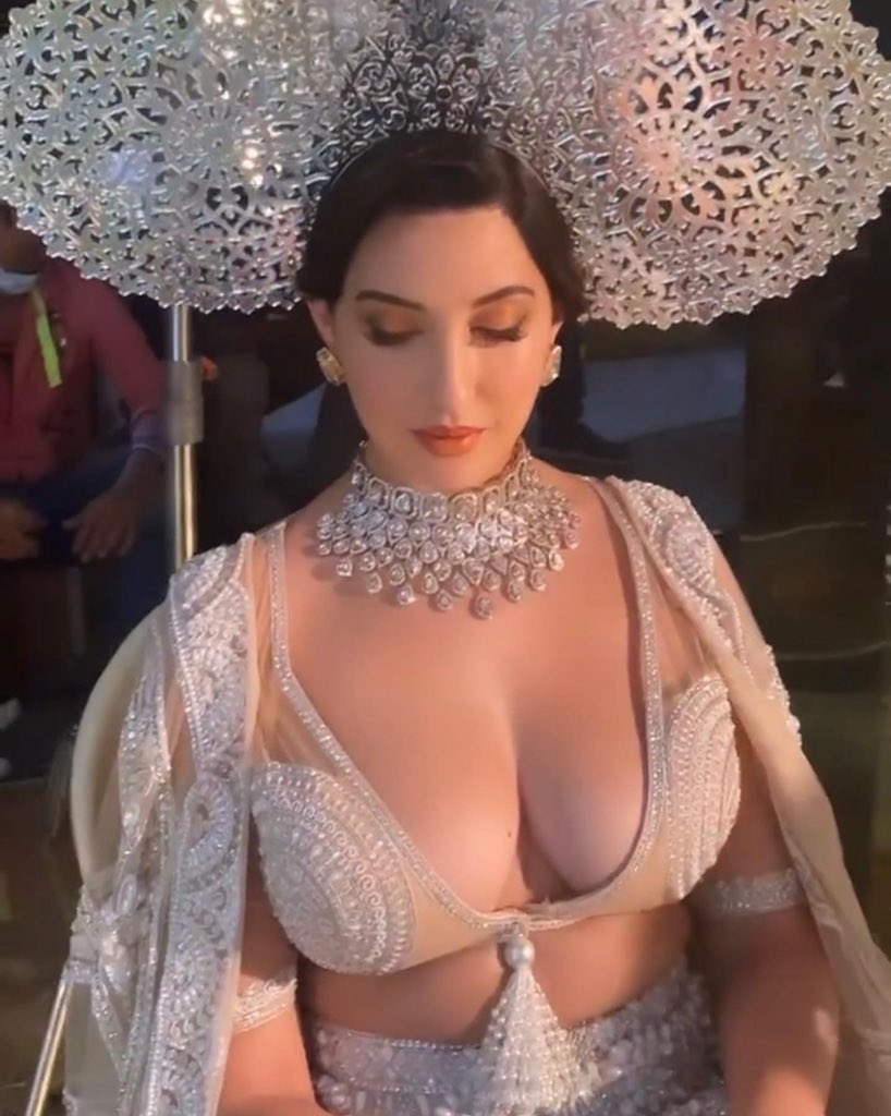 filmfare's tweet photo. Neck deep in jewels, #NoraFatehi oozes glamour in these pictures. https://t.co/X0Re3UemRX