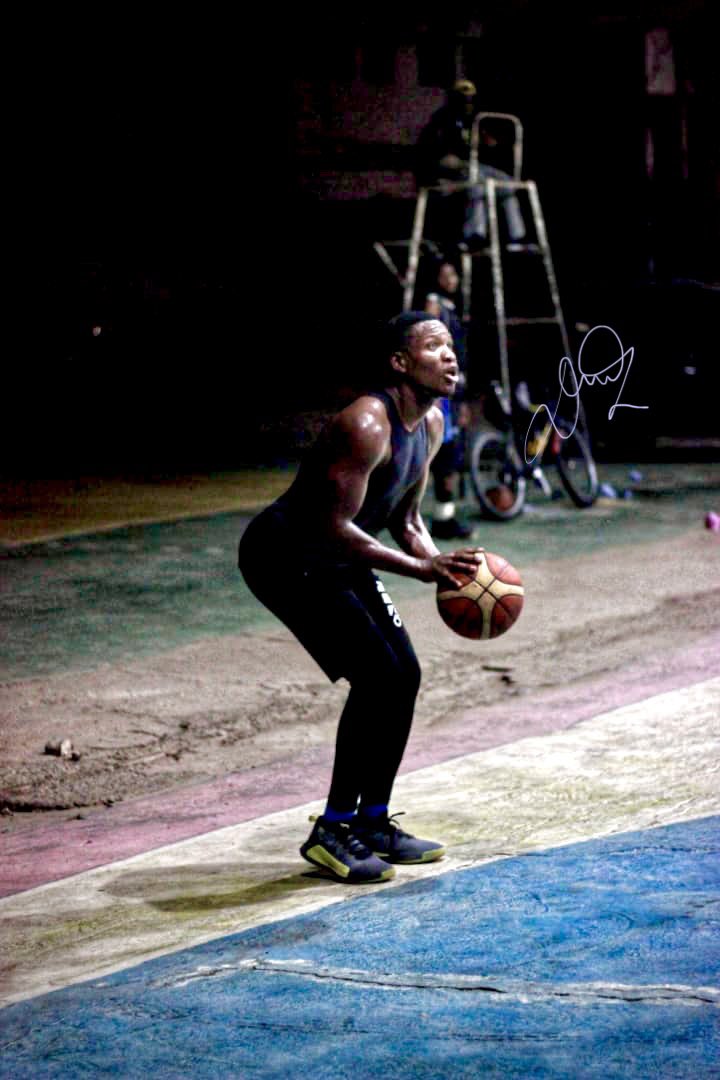 DanielLaryea3's tweet photo. …yes… I play #basketball 😒. #RefereeLife #FridayNightBalling 🏀 🏀🏀🔥🔥#BoakyiPhoto #MakeUpProfessionals https://t.co/giHsNb7EIb