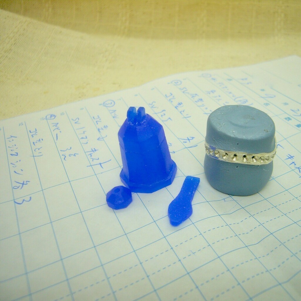 Atropisomer_Ag's tweet photo. 今週のお勉強。戻ってきた鋳造品の、仕上げ祭りと型取り祭り。残りのワックス仕上げ祭りと鋳造出し祭り。彫り留め練習継続。
#lostwax #waxcarving #semicustommade
#casting #moldmaking #guardianbell #designring #babyring
#inlay #fulleternity
#クラフトルームhakata https://t.co/kcJxg1N5jS https://t.co/RA02DOaD5j