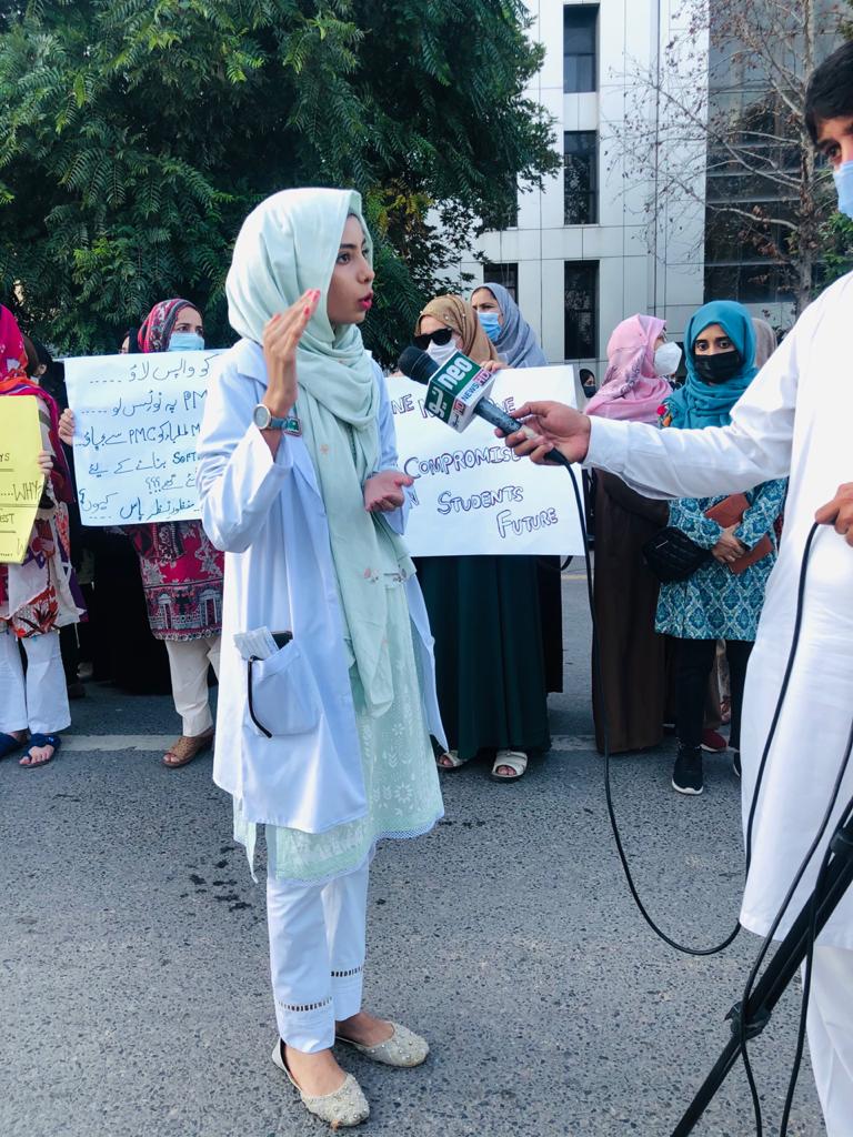 ShahzadMustfvi's tweet photo. In a society where the young generation is aware of the abuses that are happening to them and is aware of taking the right, incompetent rulers do not rule quickly.
  And you guys are there, I feel like I'm there
@ImranKhanPTI
@IrfaanYousaf
@ShahzadMustfvi
#MdcatStudentsAtDChowk https://t.co/wMMNGZIQao