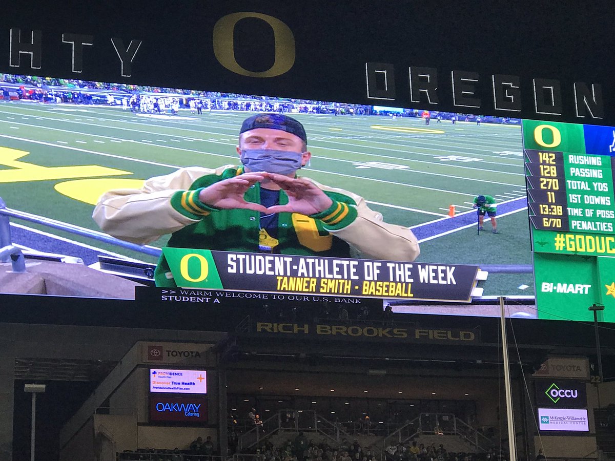 A baller and a big-time student! <a href="/tannerr_smith/">Tanner Smith</a> gets some love at the <a href="/oregonfootball/">Oregon Football</a> game. #GoDucks