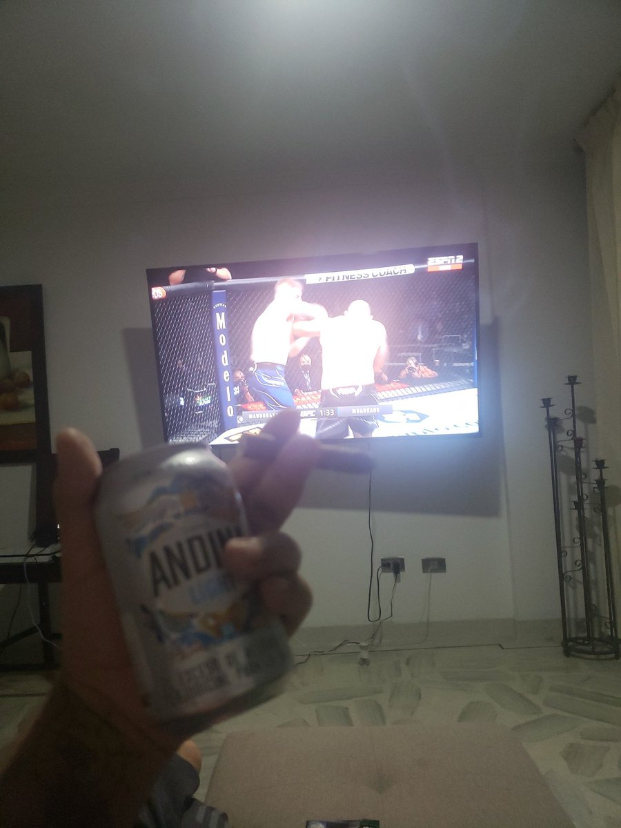 Gomez1Live's tweet photo. Noche de ufc @ESPNKnockOut @ESPNmx @gastonreyno https://t.co/cLdE6ekb9g