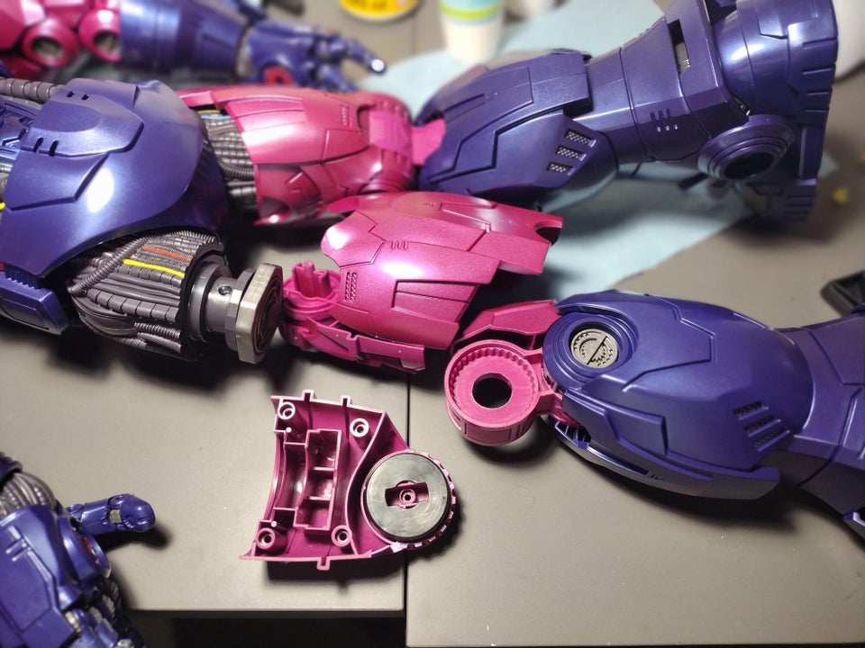 FHReviews's tweet photo. Turns out the HasLab Sentinel has ratchets in the hips, thighs and knees. Check out this partial leg disassembly!  @thefwoosh @MarvelousNews @ShartimusPrime @JayCochran @DanYunIsTrying @Ryan_Ting @HasbroPulse 

https://t.co/IRPp3hVH9q https://t.co/nMD83G3kzQ