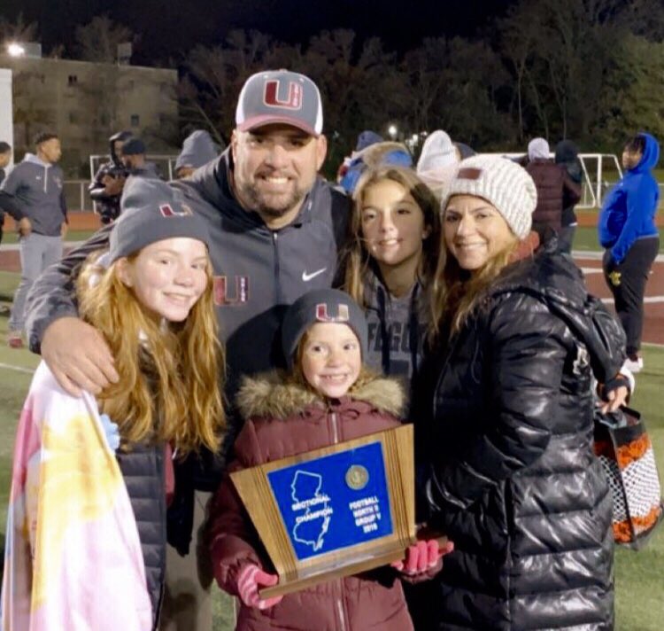 TheU_FarmersFB's tweet photo. Happy National Daughter’s Day to my beautiful ladies!!!
LOVE being your Dad!!!
🙌🏼❤️👩🏻🦰👩🏻👩🏻🦰 @Tgrasso126 @gianna_grasso44
#grassogirls #luckguy #girldad https://t.co/5k3jzPICLI