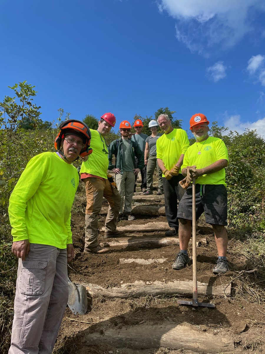 NFsNCarolina's tweet photo. Special thanks to Carolina Mountain Club, Trail Ambassadors and everyone else who volunteered at Max Patch for #NationalPublicLandsDay! 

#maxpatch #PublicLandsDay #NorthCarolina #NPLD #NPLD2021 #leavenotrace https://t.co/tHMFPeQQSp