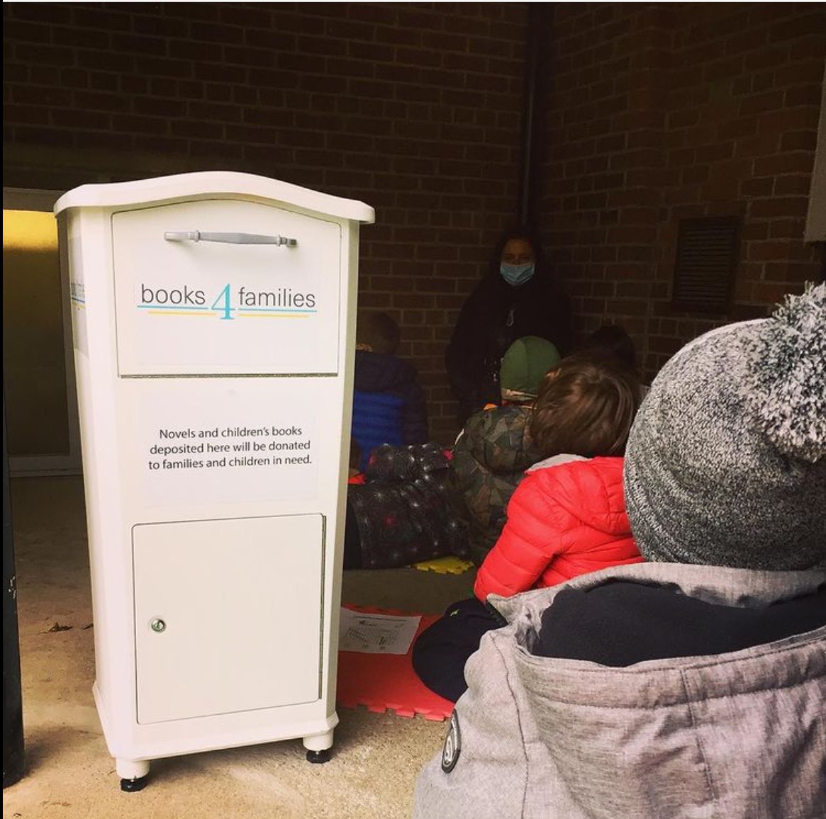 SedgwickLaura's tweet photo. Thanks to all the Leaside families who have  generously donated their gently used books #Books4Families. Today, I dropped off 17 boxes of books to the Children’s Book Bank. Dave, their outreach coordinator,  helped me unload the books! Thanks Dave!https://t.co/AonRllZird https://t.co/5KUFYXUbib
