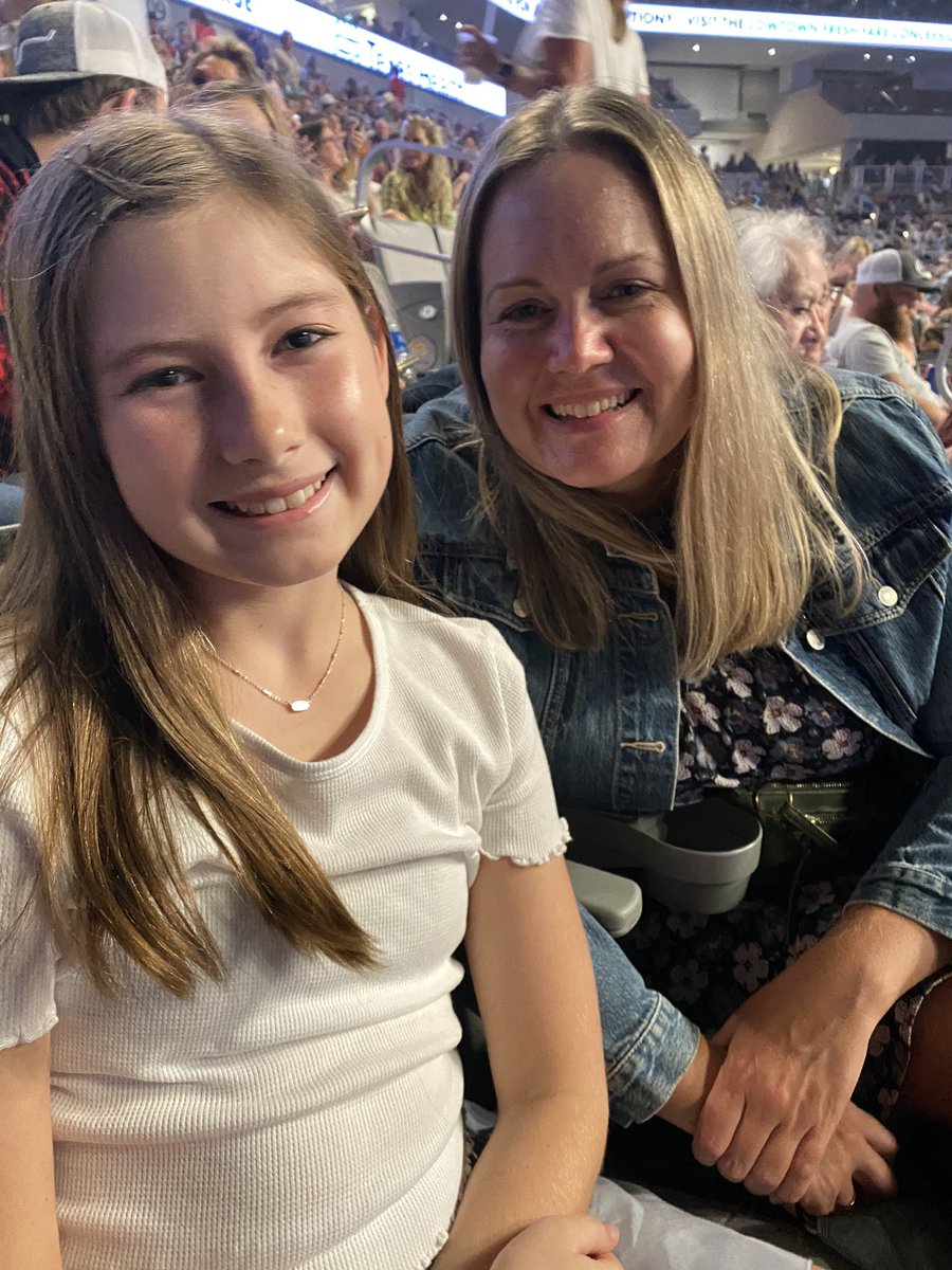 apherocks_2nd's tweet photo. Excited for a little @blakeshelton tonight!! ❤️🤠🎶 #BSFORTWORTH https://t.co/lKjPrl2b5P