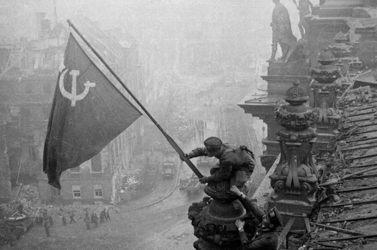 95Smokey's tweet photo. @prageru we respect the flag in this household

long live the heroes who defeated the Nazis https://t.co/JNulzShPR3