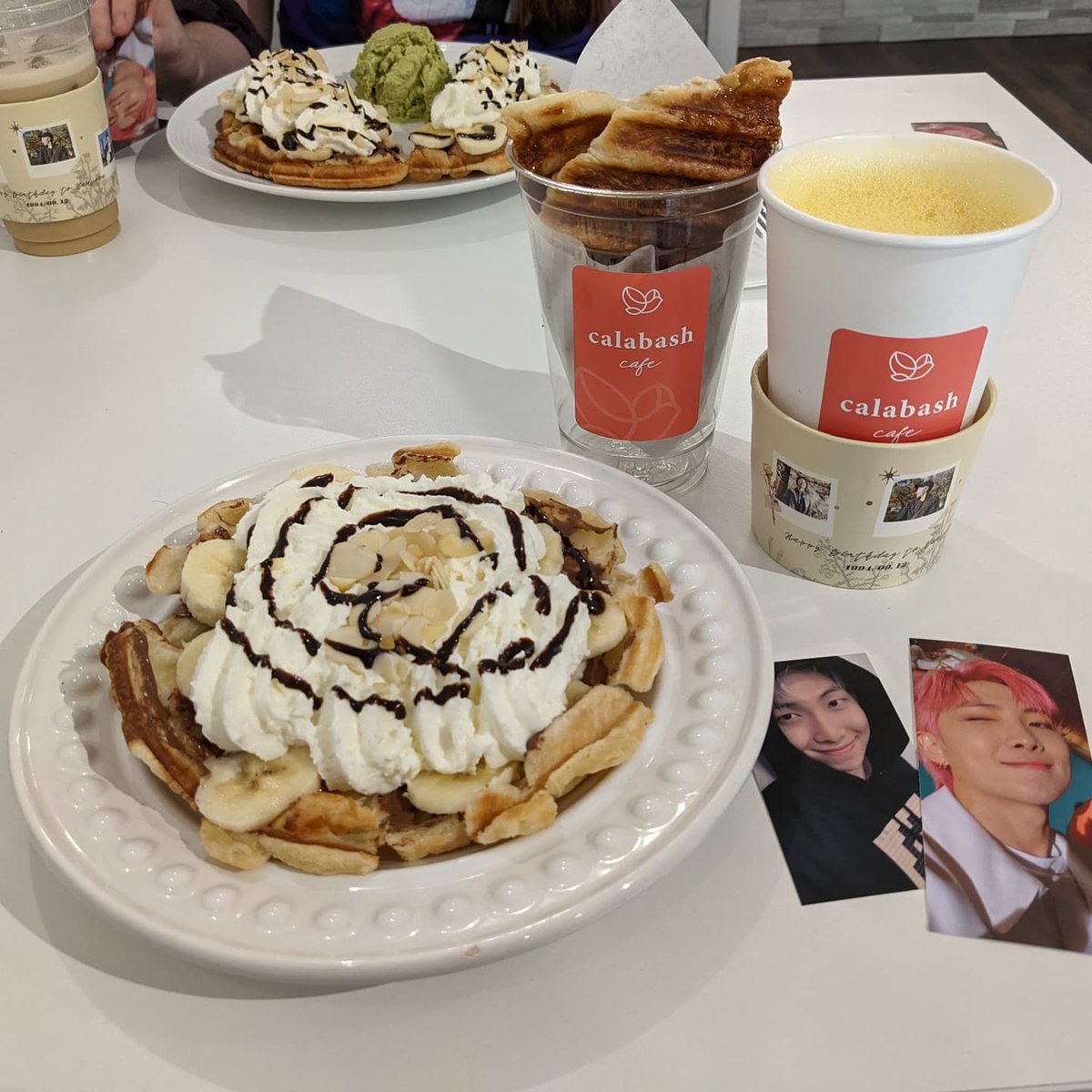 ZiSeInk's tweet photo. I love bringing friends to @cafe_calabash especially for the birthday events. The cup sleeves by @daldal0309 are such a rare site here and the festive atmosphere is so joyful. I love that their mv projector inspires random singing from army too! 🥰 https://t.co/5foMm89Jxh