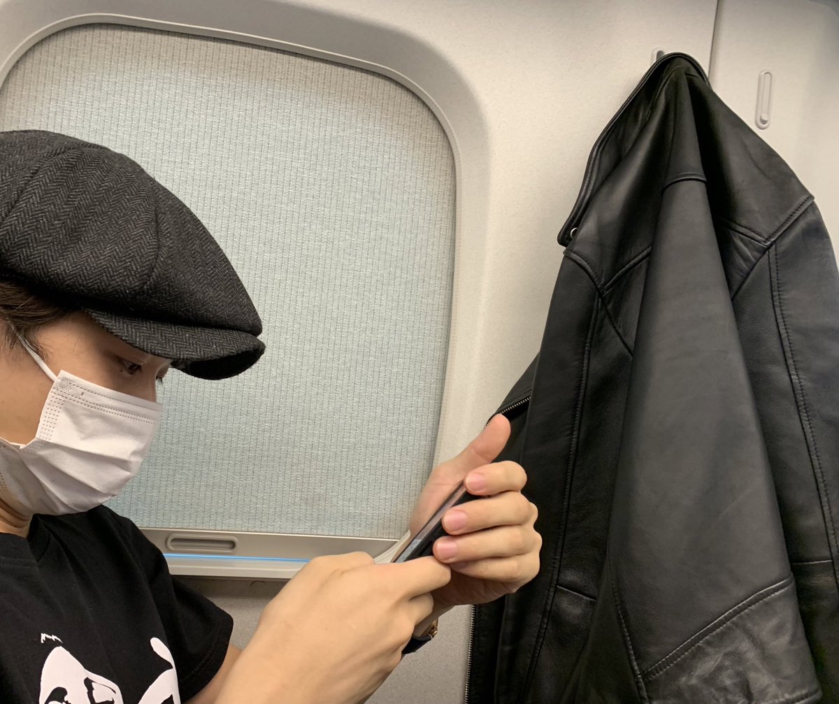 rava_hart's tweet photo. @Takumi_Higashi_ 革ジャンで来て暑くてすぐ脱ぐ人 https://t.co/lEfzWQ0NwW