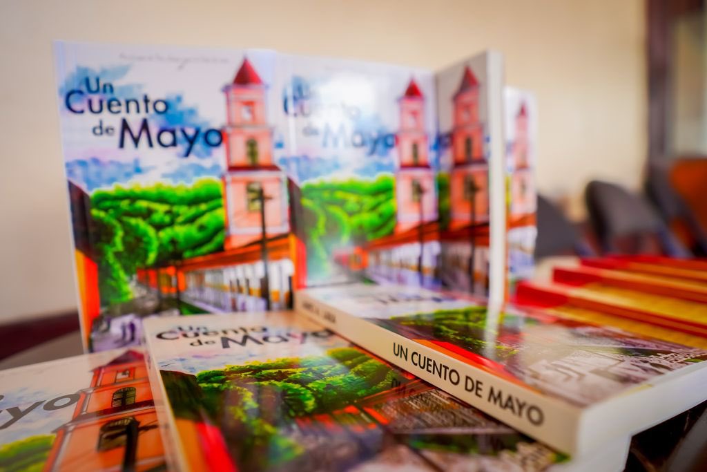 suecallejas's tweet photo. Este día el escritor @jairolara presentó “Un cuento de mayo”, un libro que plasma la fortaleza de los salvadoreños ante una difícil circunstancia. 🇸🇻 https://t.co/mo0QWMYy4v