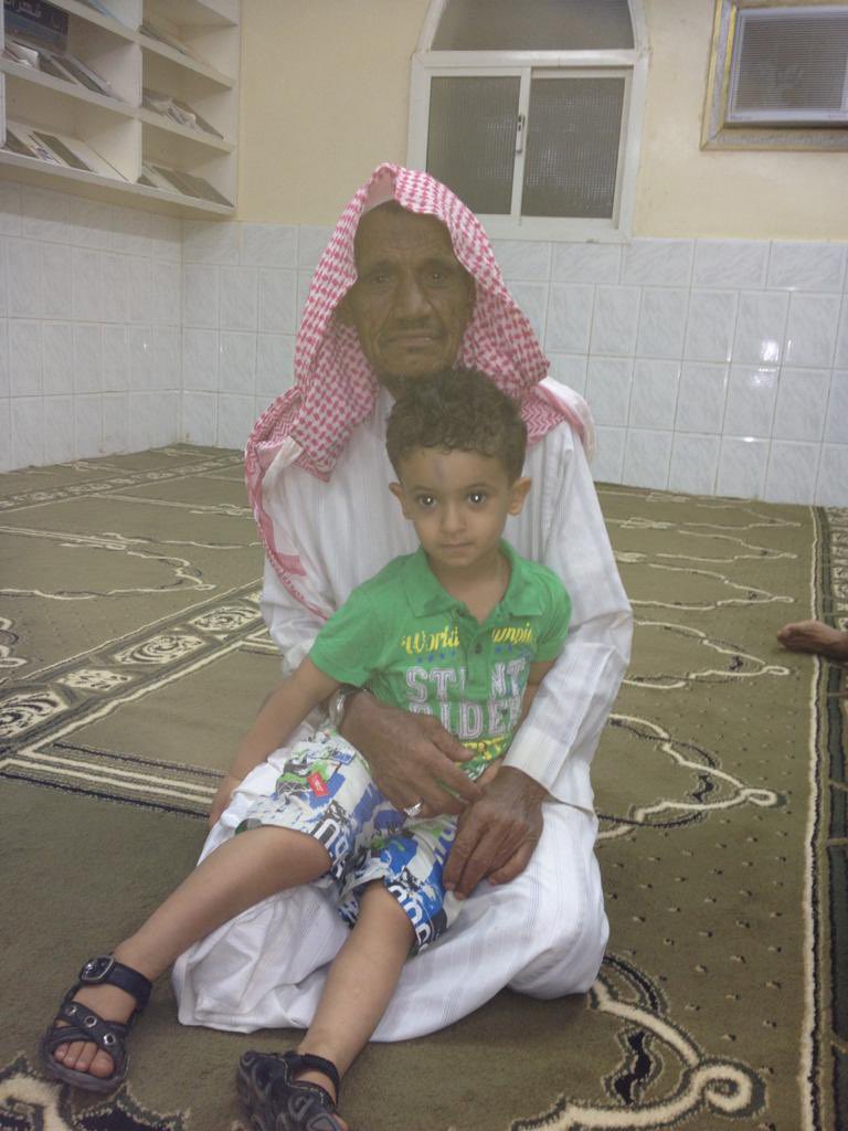 ثمة أماكن وأزمان ولحظات وأشخاص ترفض أن تغادر ذاكرتك وكل محاولاتك التي تبذلها في دفعها عن مشاعرك ونسيان ماضيها تبوء بالفشل ،
وأحدّث نفسي في مرات أن هذا الفشل هو الحياة .
رحم الله عمي صالح ورحم الله ابني مشاري وجمعني بهم في جنات نعيم 💔