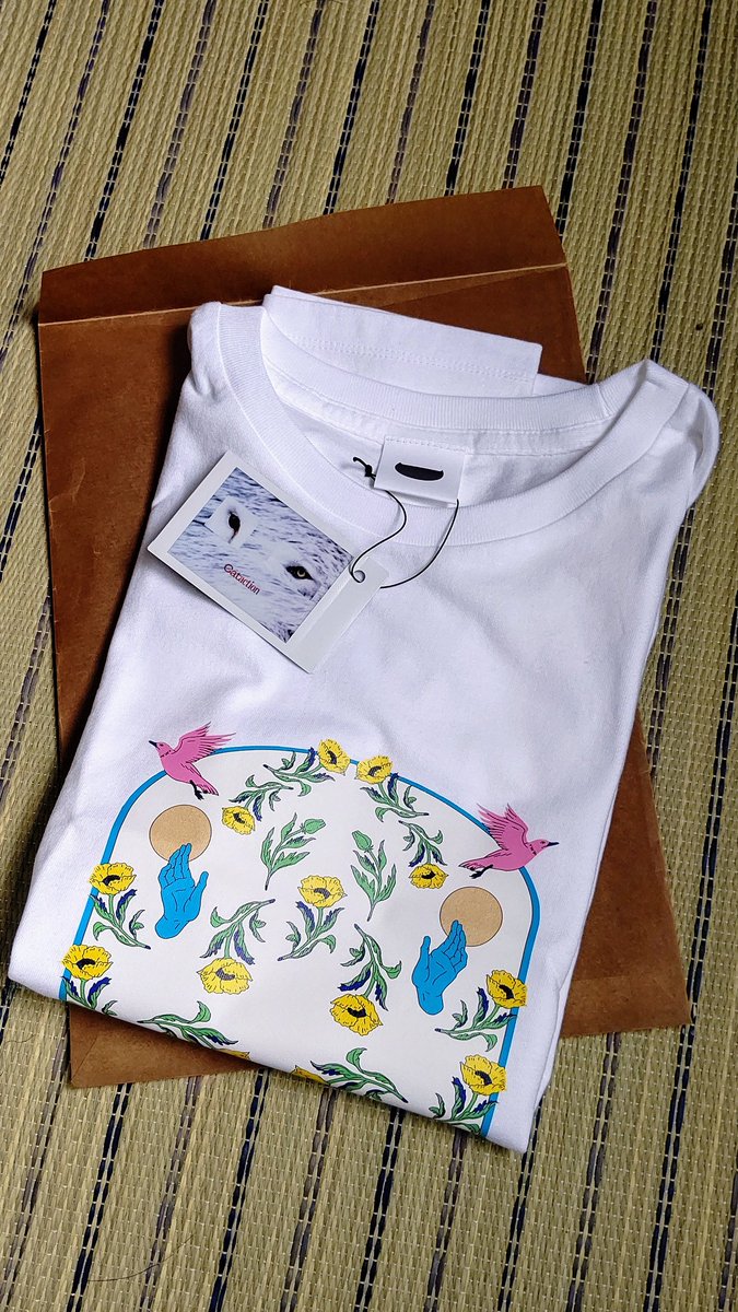 Azumabayashi's tweet photo. Catactionのうろみさん×日食なつこさんコラボの音楽のすゝめチャリTシャツ届きました！
防水のためにロウ引きの封筒に入っててすげーオシャレだ…
音楽のすゝめのジャケ柄Tシャツ嬉しいし、チャリティだから困ってる人の助けになるのも嬉しいし、なんたる良win-win…素敵な企画感謝です！
#cataction https://t.co/sn13adEEcm