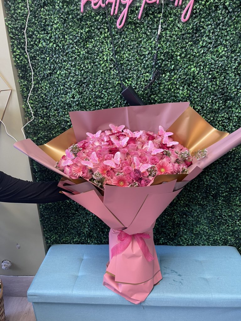 thef1owergirl's tweet photo. 150 pink roses 😍😍😍😍😍 https://t.co/QTGam90ZO4