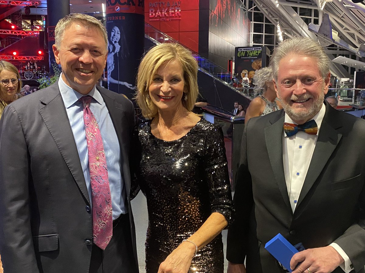 OhioGuidestone's tweet photo. Congratulations to the winner of the diamond tennis from Rivchun Jewelers! #evolutiongala2021 https://t.co/TC0QpAq5fK
