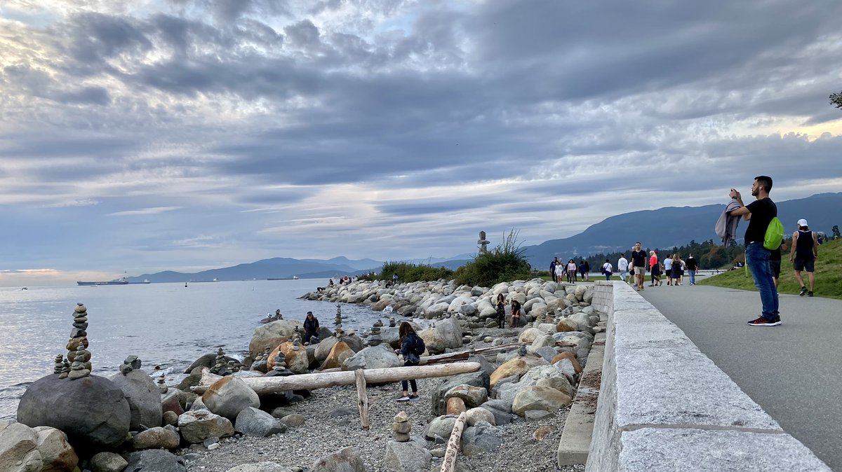 RyanVoutilainen's tweet photo. Passers-by enjoying the views and the balanced rocks from the #seawall at #SunsetBeach in #Vancouver #BC
#ShareYourWeather #IncreasingClouds #WestCoast #SweetCloudAction #Beach #BeachViews #BeautifulBC #ExploreBC @MyVancouver @HelloBC @weathernetwork @50ShadesofVan https://t.co/I2OLyrkjzt