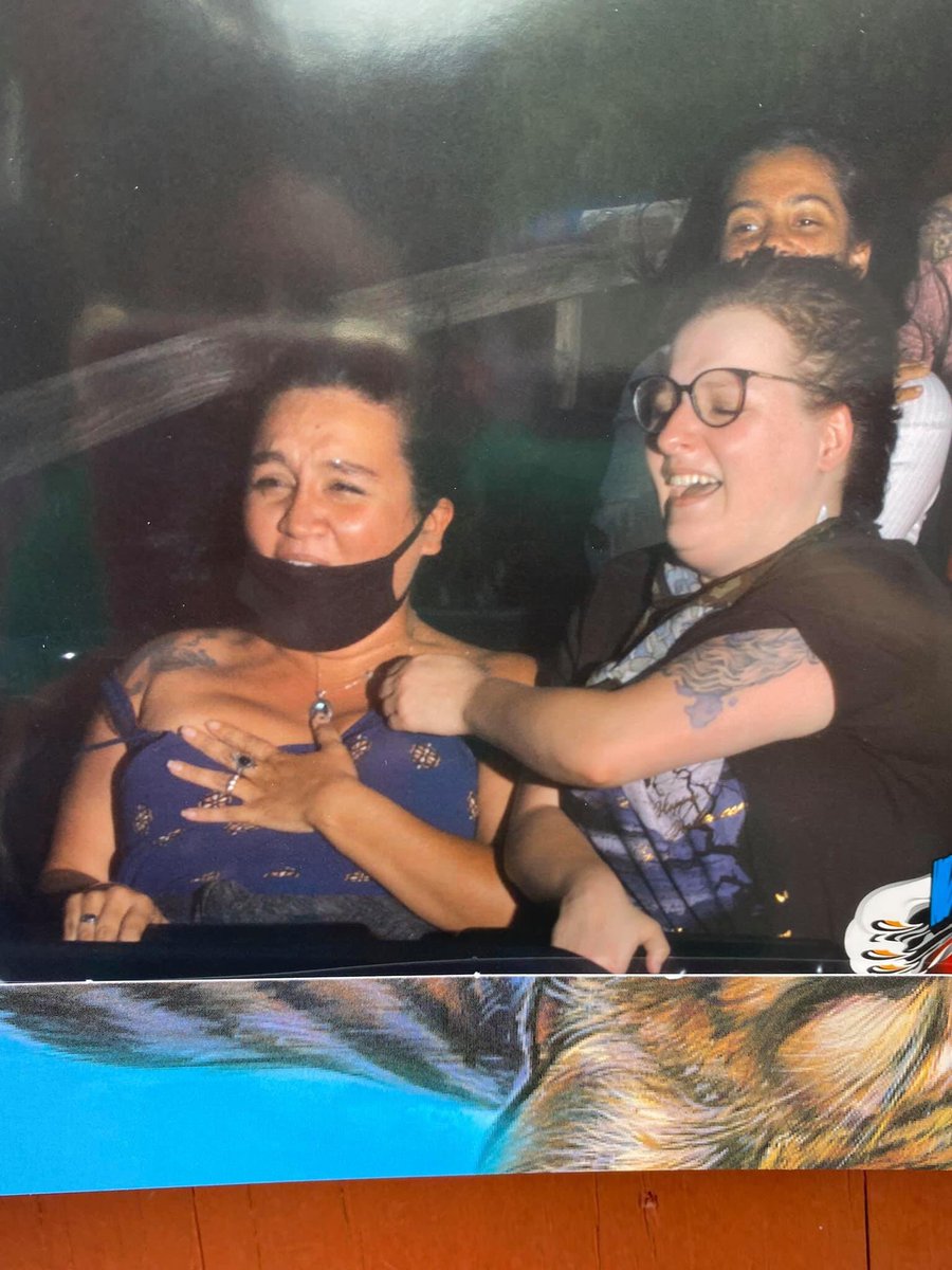 scrappie93's tweet photo. Had a wardrobe malfunction! Don’t worry sis I’ll hold you up! 😅 #HersheyPA #hersheypark #sisterlove https://t.co/MFaf3BbXZJ