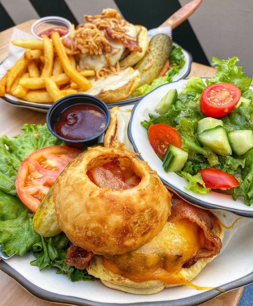 blacktaplv's tweet photo. Everybody's workin' for the WEEKEND 🙌🏼 #texan #burger #onionring #bbqsuace #fries #salad #foodie #eeeeeats #vegas #lasvegas #venetianvegas #blacktapthat #blacktapnyc #blacktaplv photo by @eatingthingsinnewyork https://t.co/ETlVO8JdyV