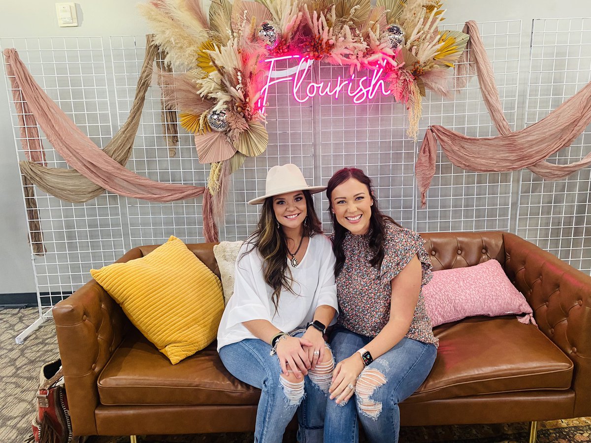 PaytonBowden's tweet photo. Surround yourself by other woman striving for the walk with Jesus just like you are💞 #flourish2021 https://t.co/G9ra65DnAv