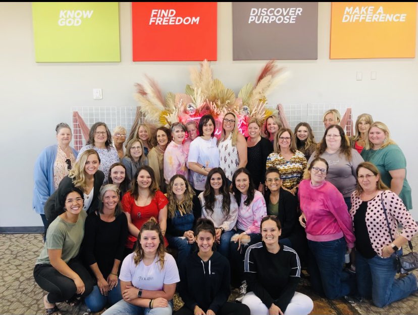PaytonBowden's tweet photo. Surround yourself by other woman striving for the walk with Jesus just like you are💞 #flourish2021 https://t.co/G9ra65DnAv